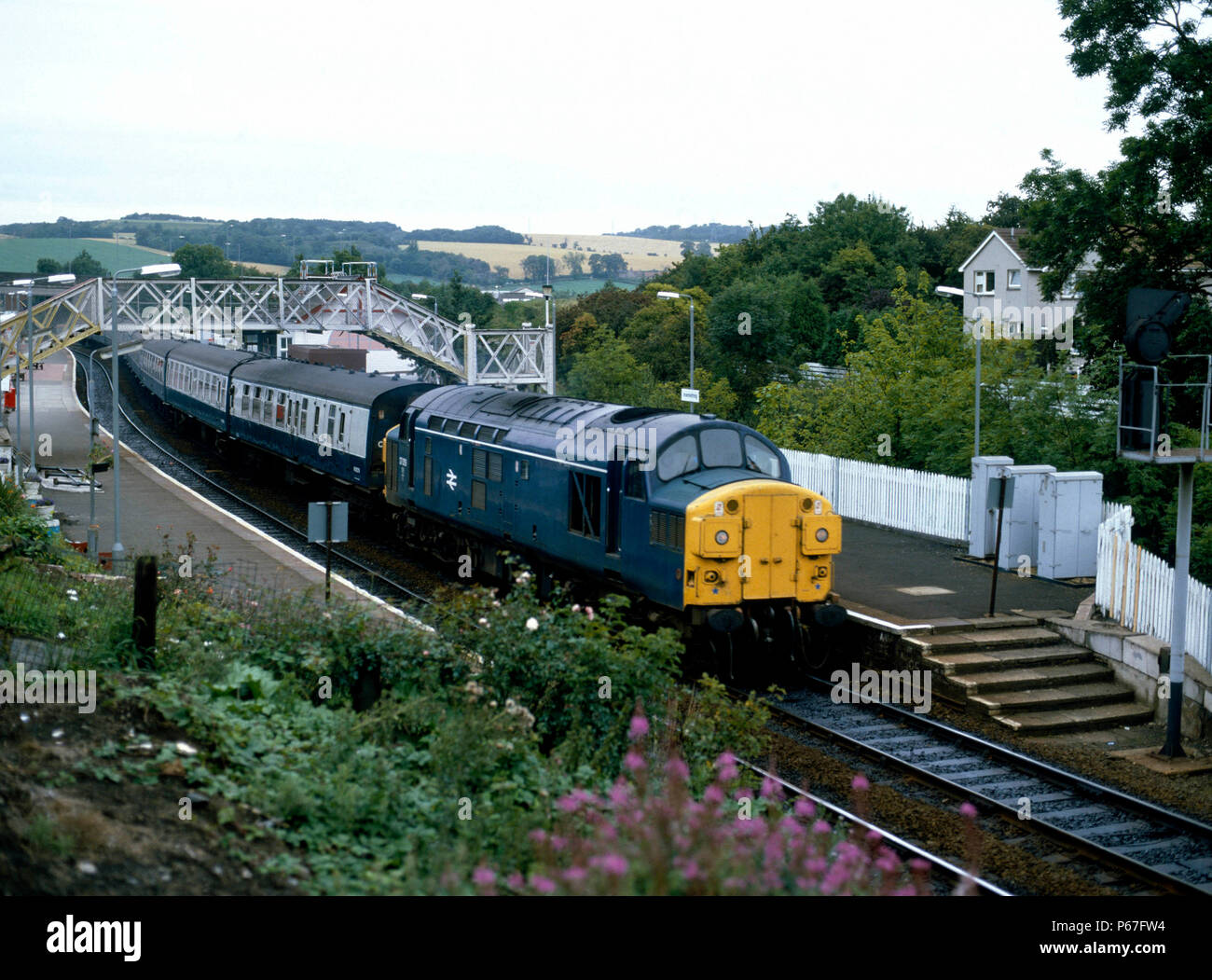 Festival Flyer. No.37059 taking over from 60009 leaves Inverkeithing en route for Edinburgh. 29.08.1985. Stock Photo