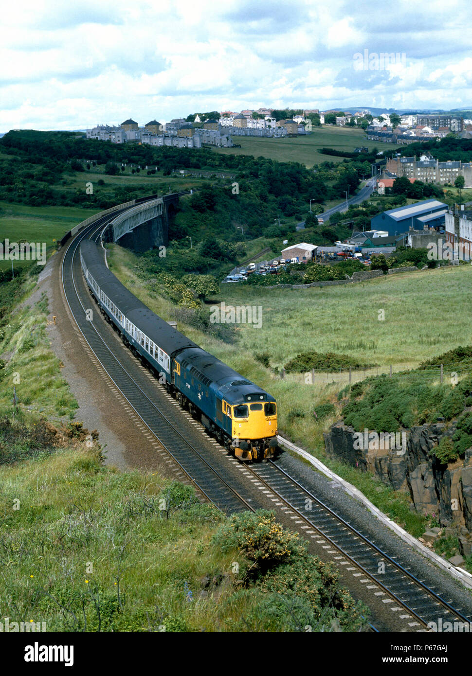 Inverkeithing. No.27025 heads south with the 12:30 ex Dundee for Edinburgh. 05.07.1986. Stock Photo