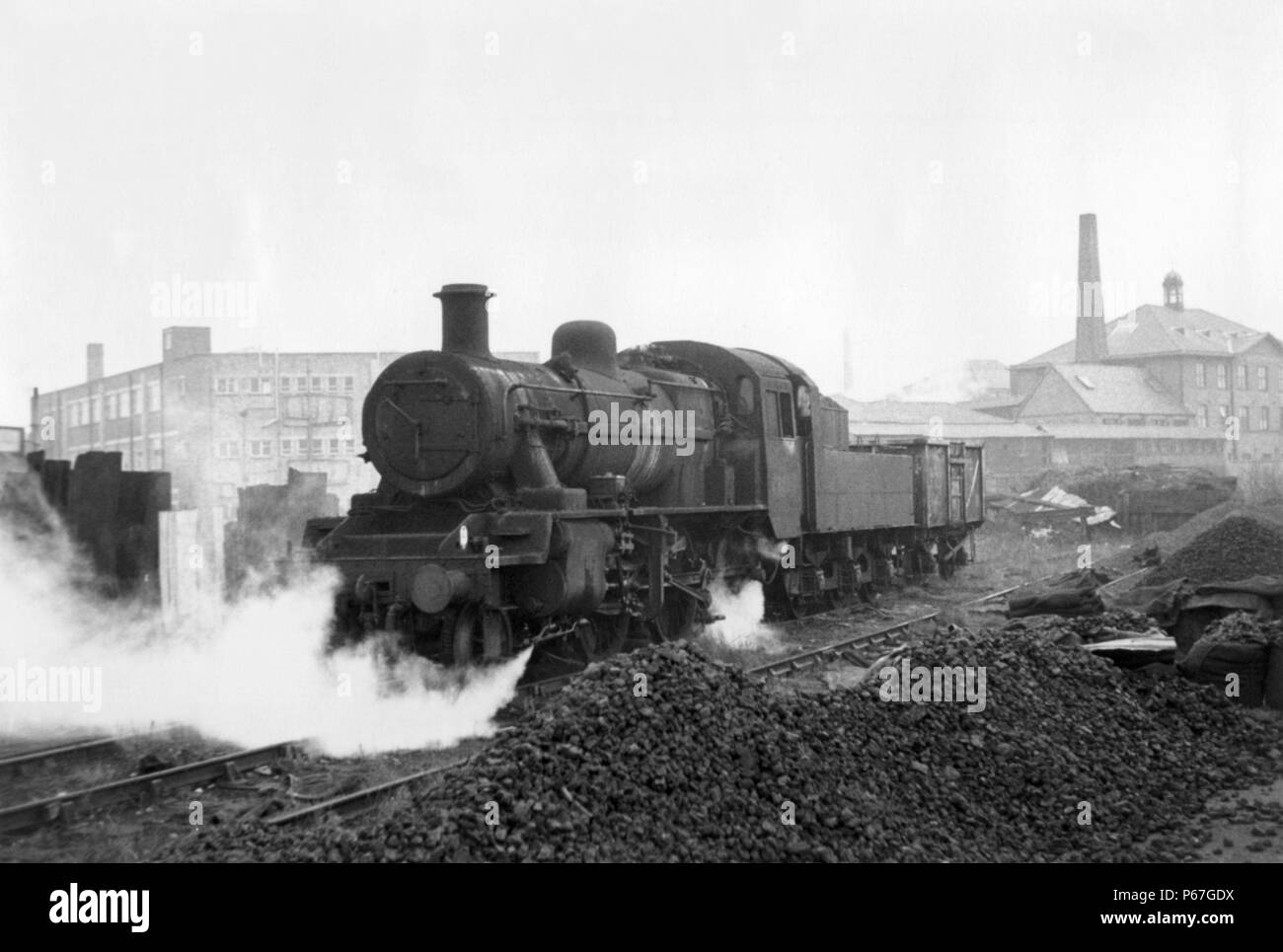 Leicester West Bridge terminus of the original Leicester & Swannington Railway with a BR Standard 2MT 78000 class No 78029 delivering coal to the merc Stock Photo