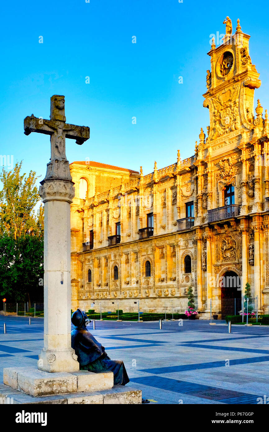 Pilgrim statue in front of the Convento de San Marcos, Leon, Spain Stock Photo