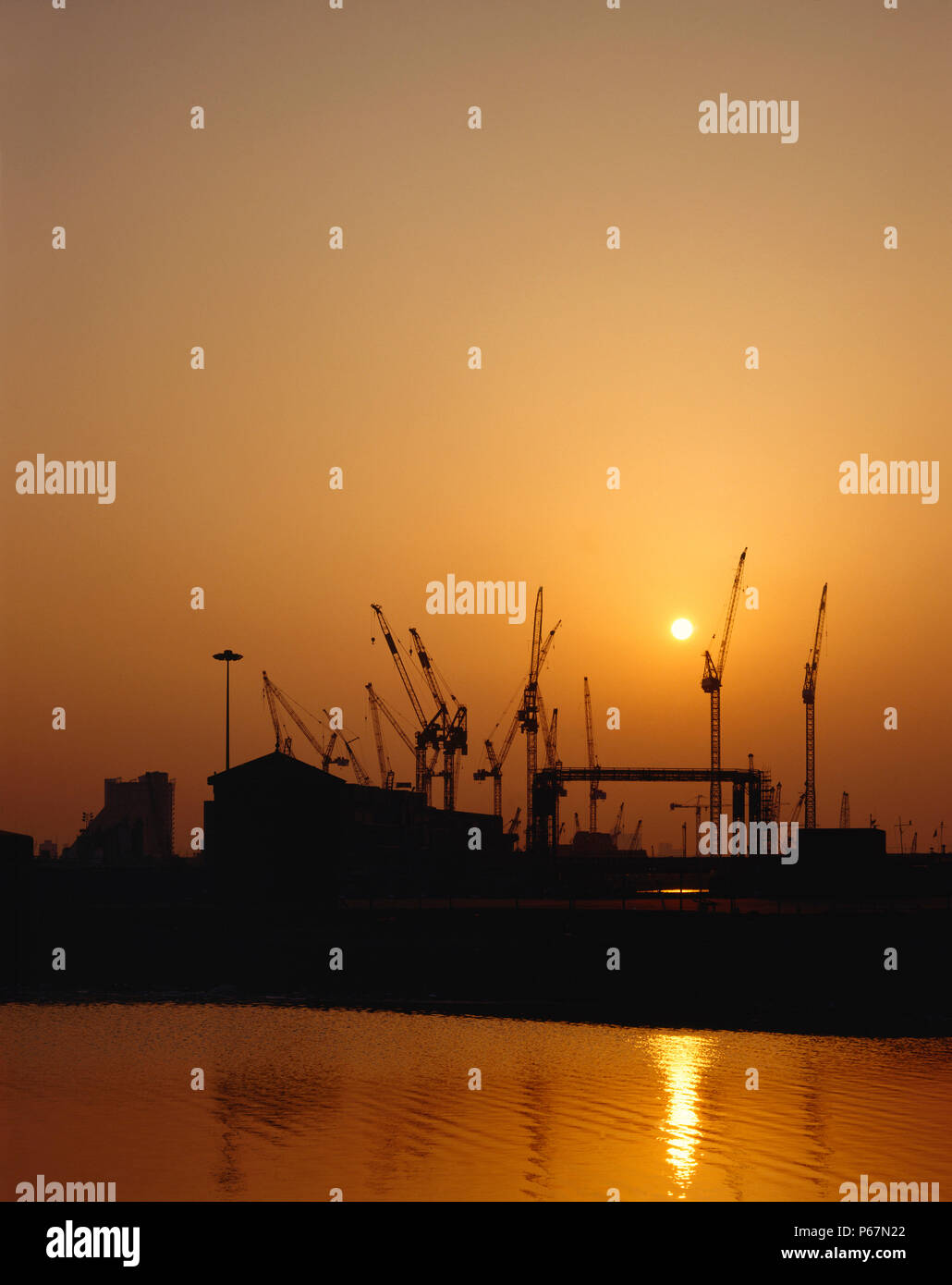 Canary wharf water sunset hi-res stock photography and images - Alamy