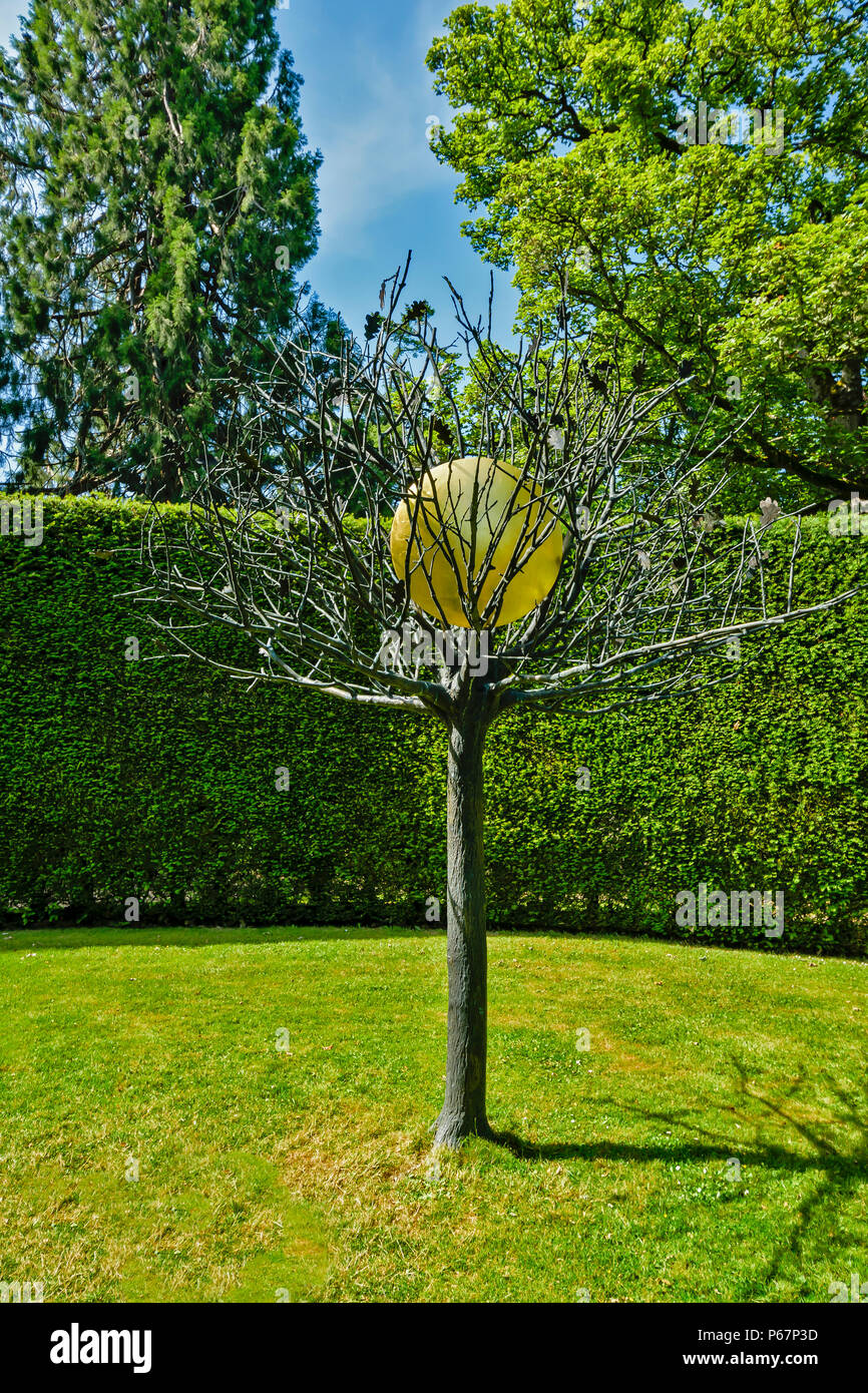 CAWDOR CASTLE NAIRN SCOTLAND OAK TREE SCULPTURE WITH SUN IN THE BRANCHES WITHIN THE WALLED GARDEN Stock Photo