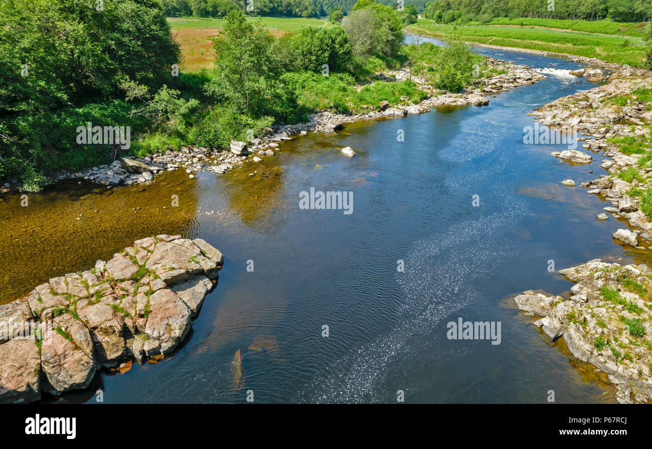 POTARCH BRIDGE OVER THE RIVER DEE ABERDEENSHIRE VIEW UPSTREAM ON A SUMMERS DAY Stock Photo