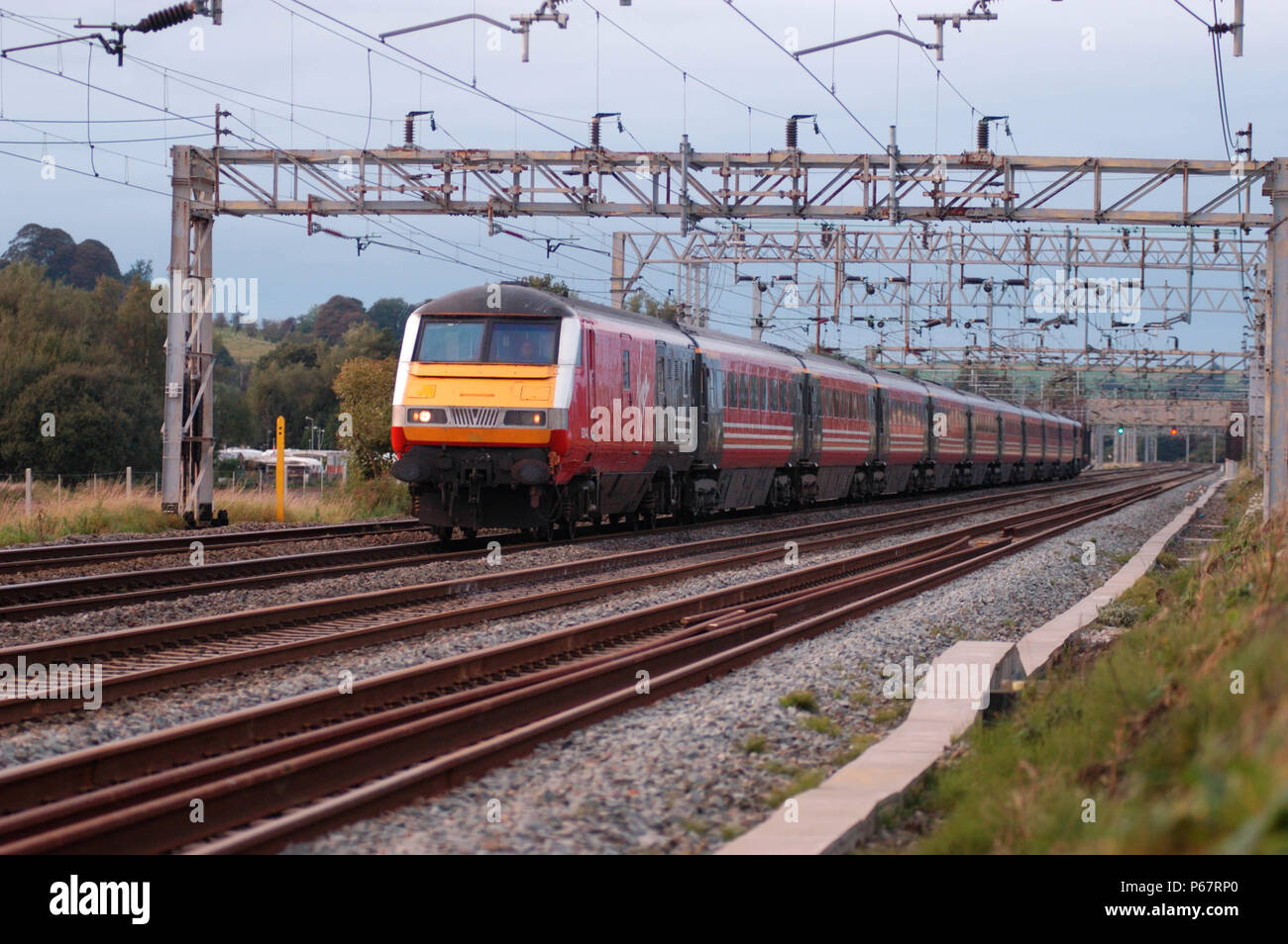One of the last locomotive + Mk111 trainsets to work south on a Glasgow Central - Euston service passes milepost 145 south of Crewe with the locomotiv Stock Photo