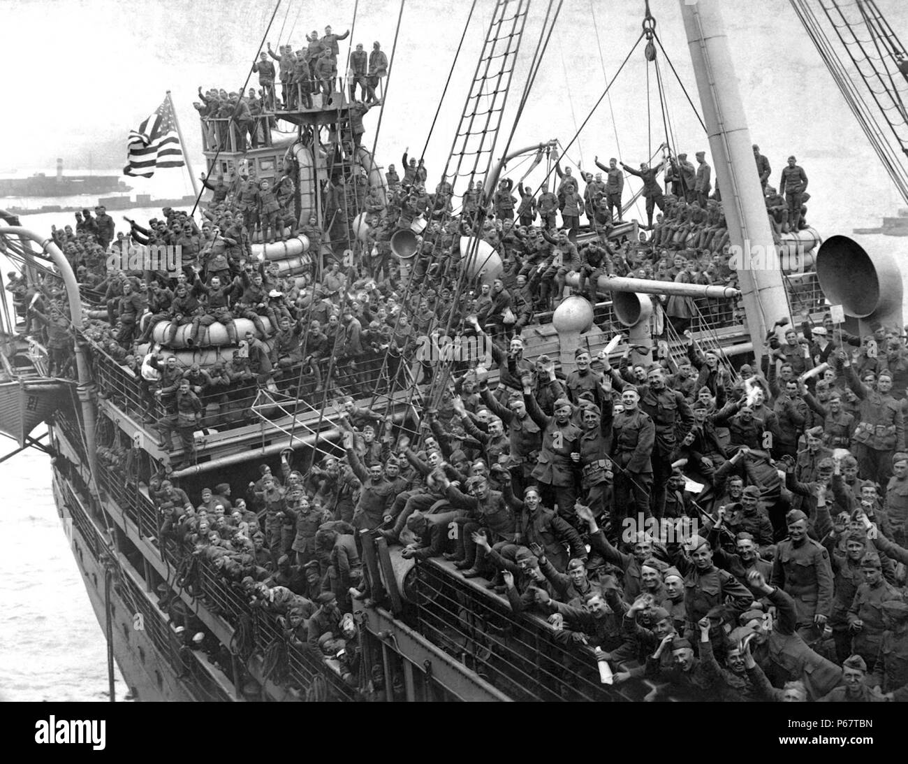 Photograph of American soldiers returning fro WWI on the USS Agamemnon, New Jersey. Dated 1918 Stock Photo