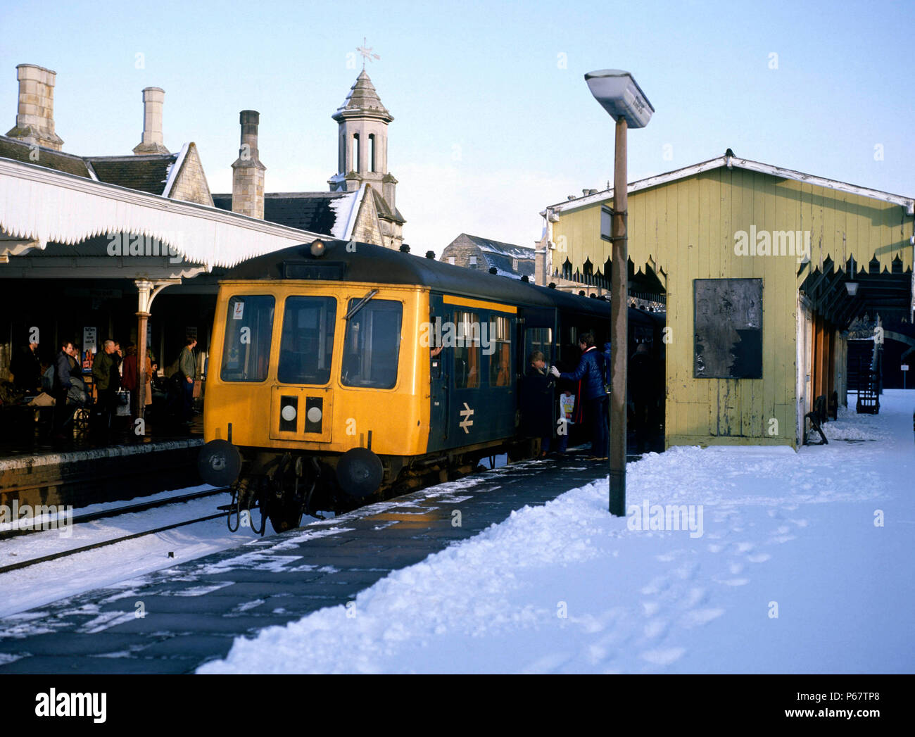 Stamford. The 09:41 ex Norwich failed in the snow between Norwich and Peterborough. Relief D.M.U. for Leicester from Peterborough. 14.12.1981. Stock Photo