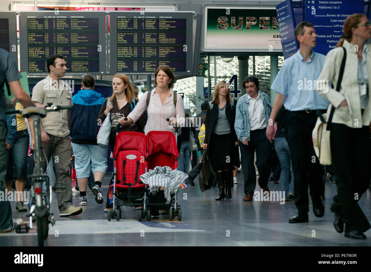 The busy concourse of Manchester Piccadilly station. May 2005 Stock Photo