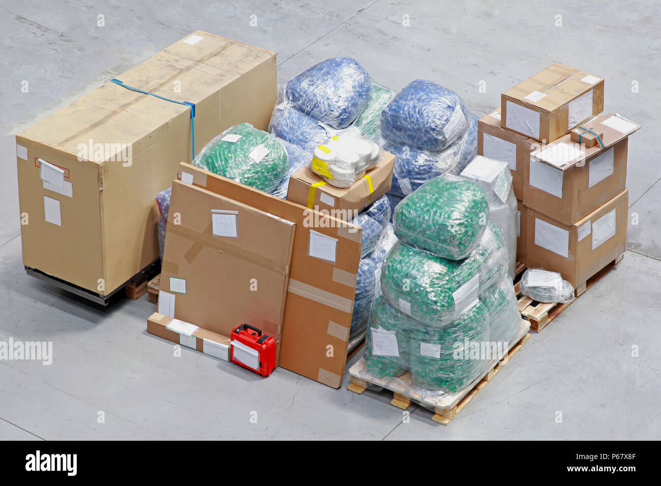 отправить вещи в другой город переезд. грузоперевозки вещей. коробки с вещами. упаковать вещи для переезда в другой. тк переезд в другой город.