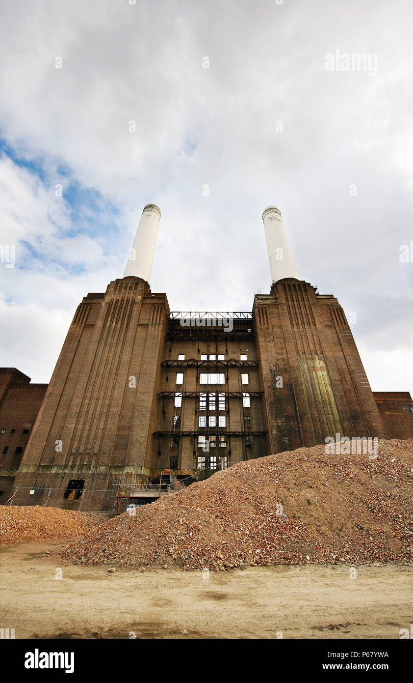 Battersea power station was designed by a team of architects, the head of  the team was Dr S. Leonard Pearce, the chief engineer of the London Power  Co Stock Photo - Alamy