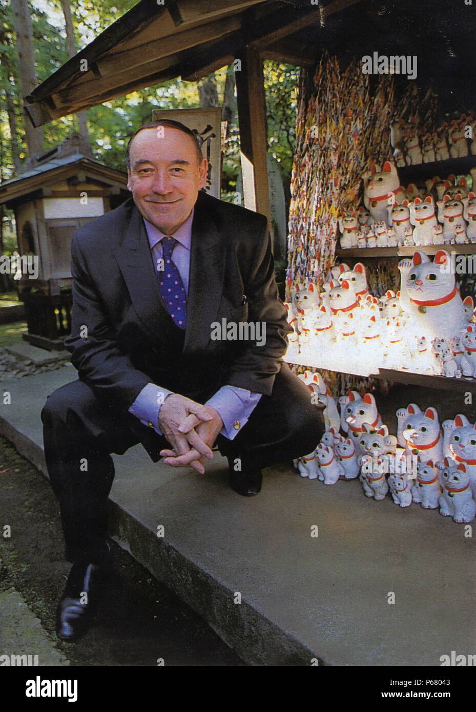 Desmond Morris at the Cat Temple, G?toku-ji, Tokyo, Japan; where he was lecturing on Human Touching for Shiseido. 1999. Stock Photo