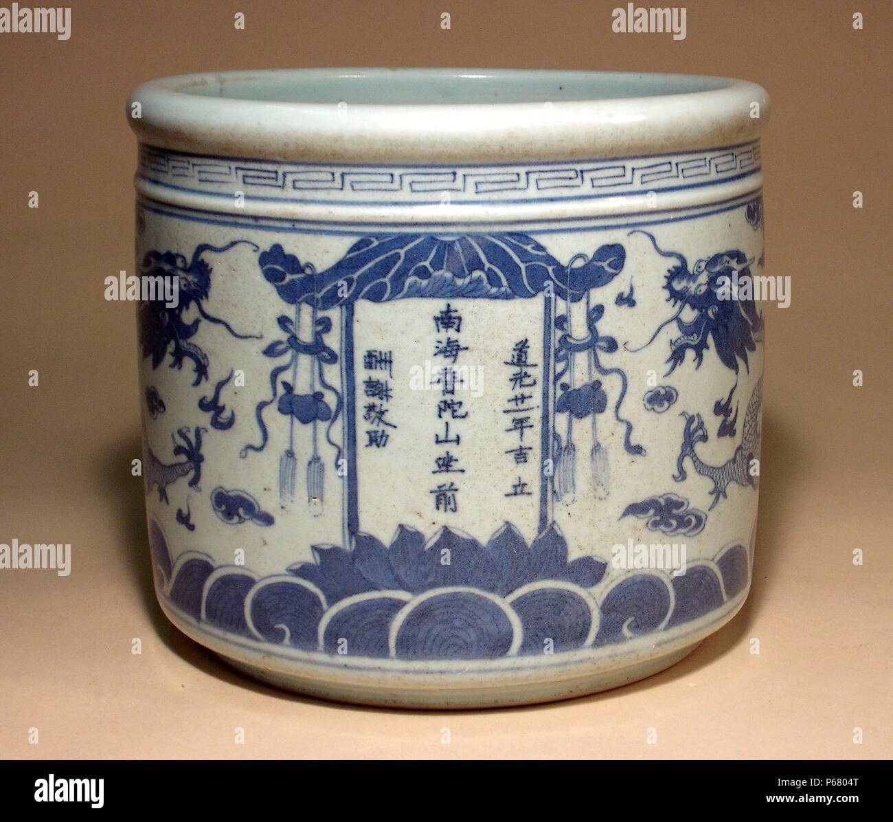 Ancient China: Cylindrical jar with dragon decorations; Qing Dynasty, 1644 - 1912 AD. Blue-and-white ceramic. Stock Photo