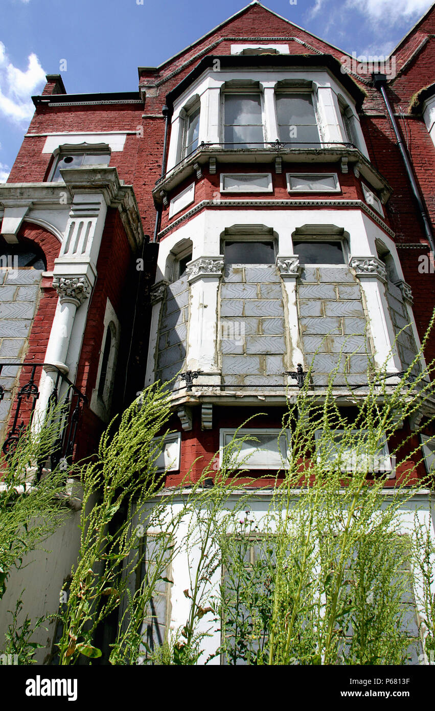 Derelict housing blocks hi-res stock photography and images - Alamy