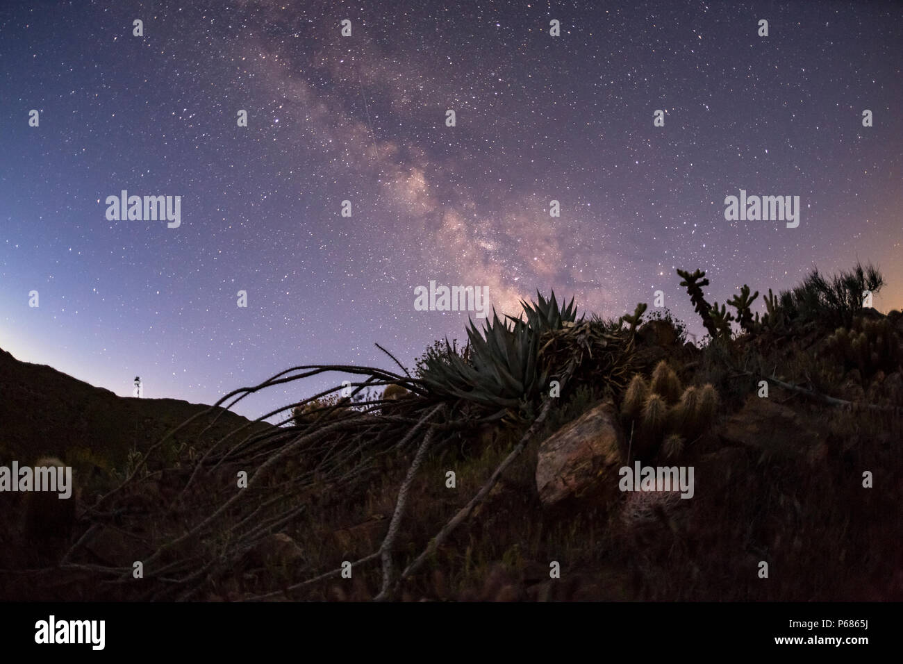 Milky way over desert hi-res stock photography and images - Alamy