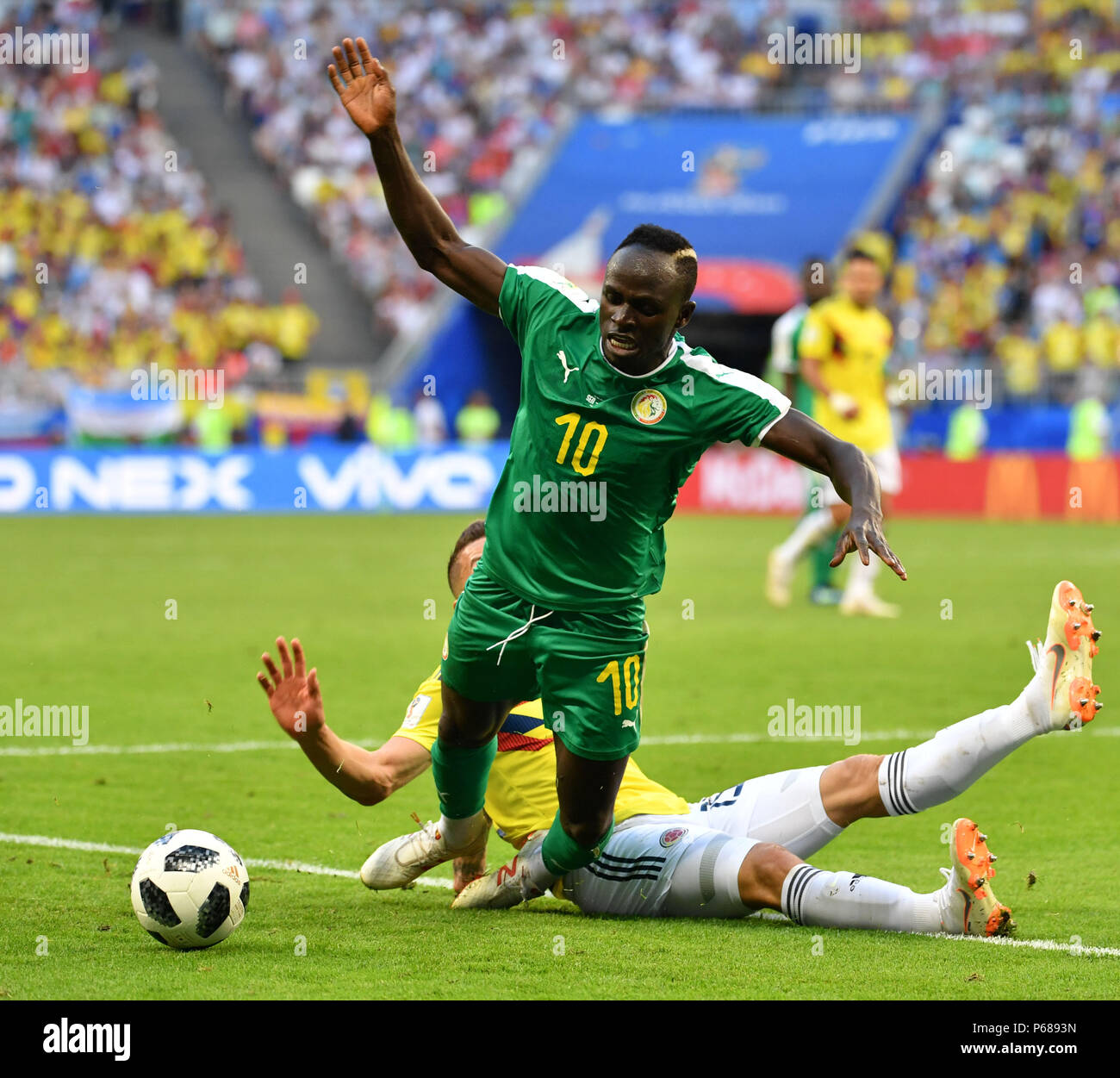 Samara, Russia. 28th June, 2018. Mateus Uribe (bottom) of Colombia vies with Sadio Mane of Senegal during the 2018 FIFA World Cup Group H match between Colombia and Senegal in Samara, Russia, June 28, 2018. Credit: Liu Dawei/Xinhua/Alamy Live News Stock Photo