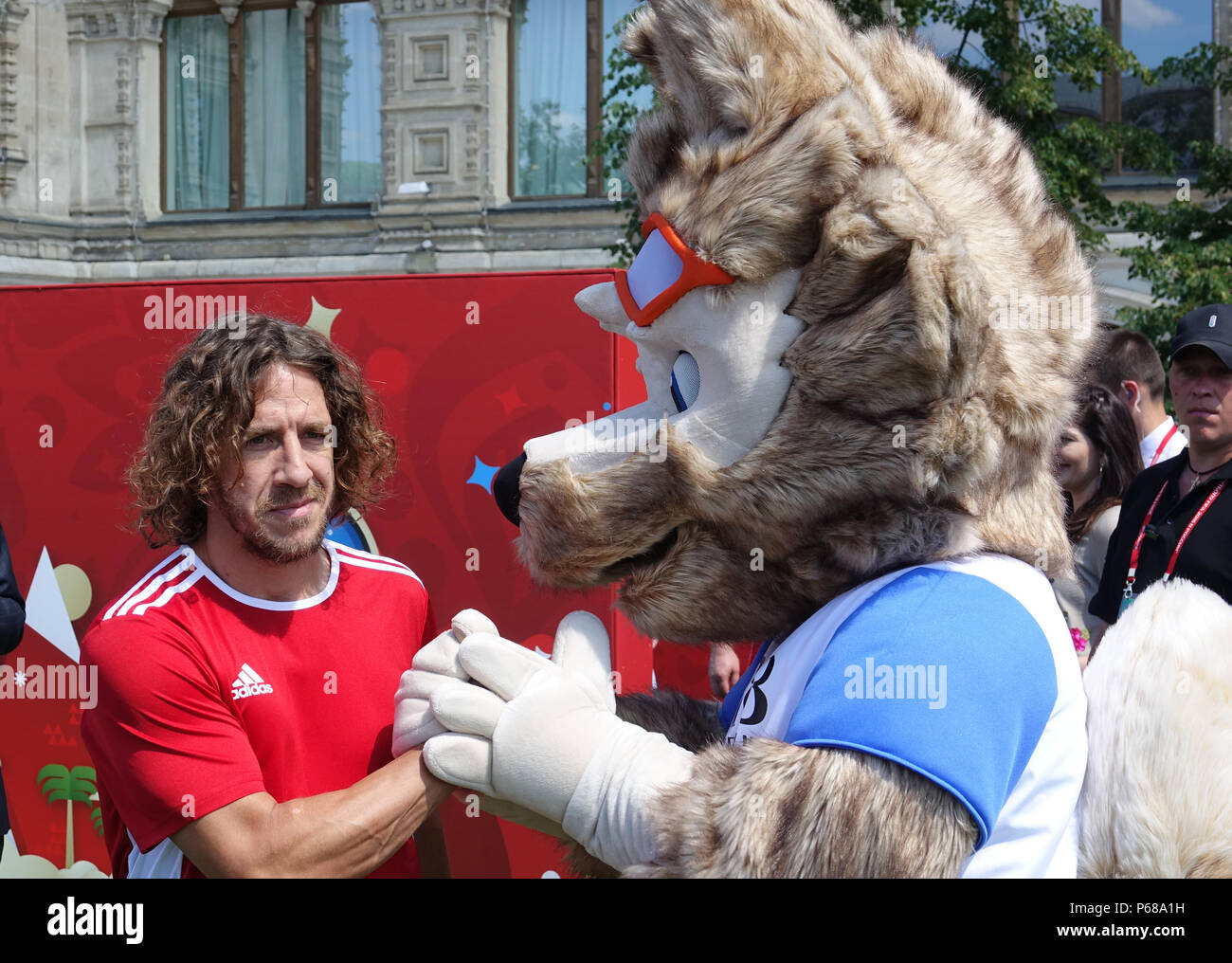 Moscow, Russia. 28th June, 2018. Former Spain player Carles Puyol at the football park at Red Square with World Cup mascot Zabivaka. Credit: Friedemann Kohler/dpa/Alamy Live News Stock Photo