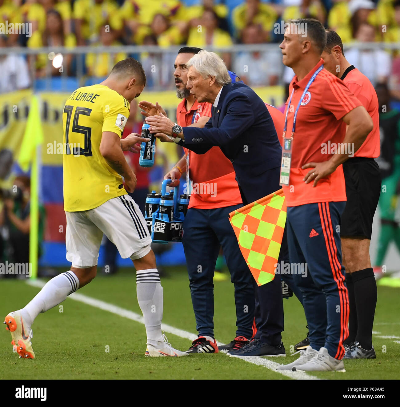 Samara, Russia. 28th June, 2018. Head coach Jose Pekerman (C) of Colombia gives instructions to Mateus Uribe during the 2018 FIFA World Cup Group H match between Colombia and Senegal in Samara, Russia, June 28, 2018. Colombia won 1-0 and advanced to the round of 16. Credit: Chen Cheng/Xinhua/Alamy Live News Stock Photo