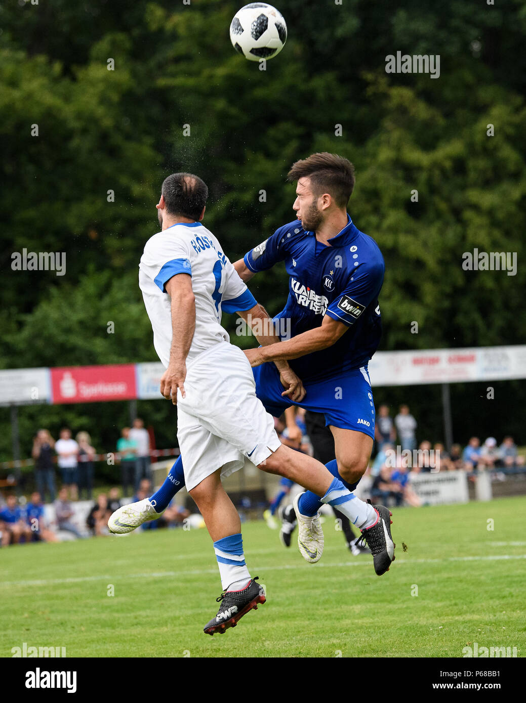 Alfredo Santangelo Oestringen in duels with Marin Sverko KSC
