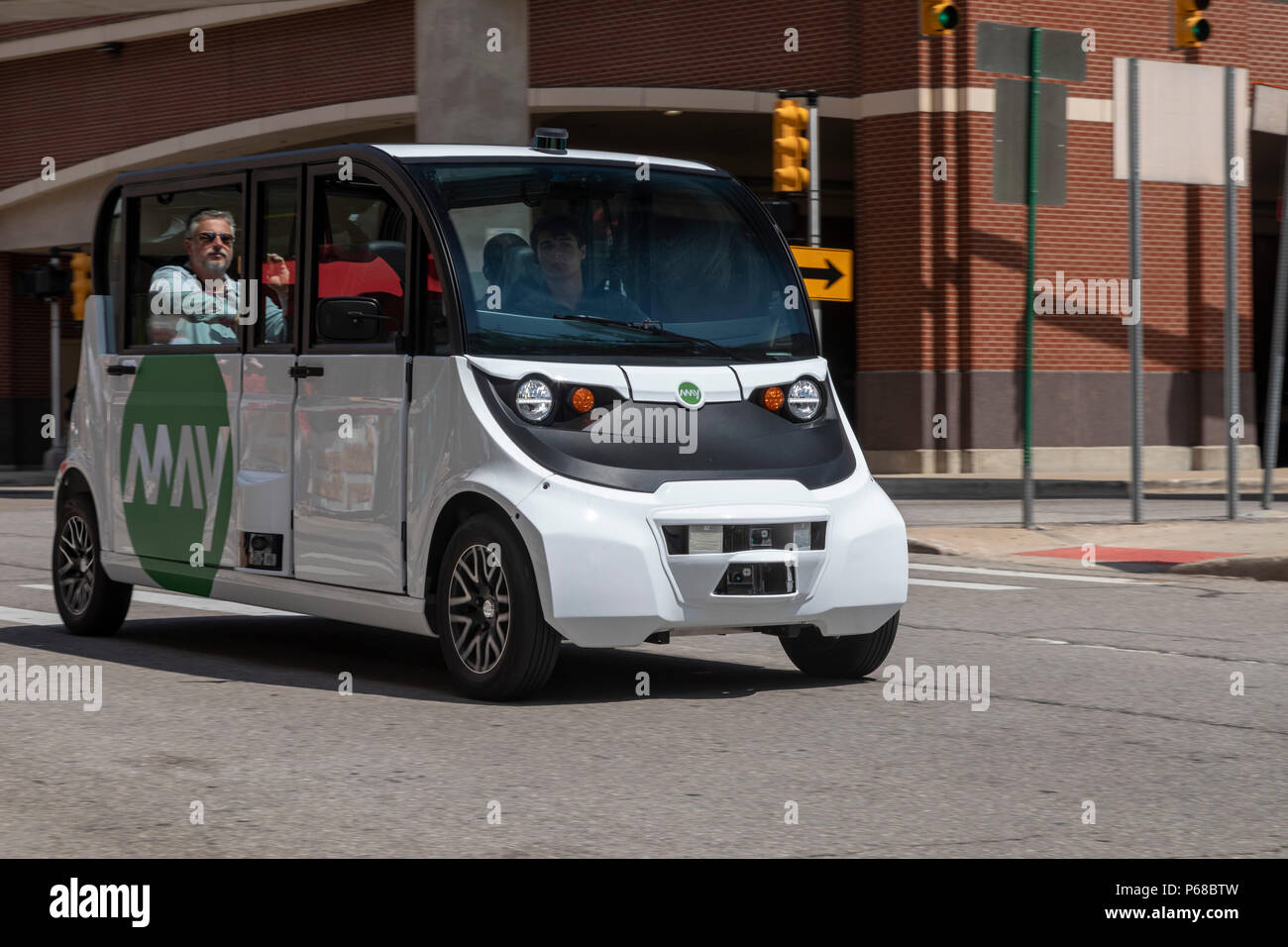 Detroit, Michigan USA - 28 June 2018 - A self-driving van transports workers on city streets in downtown Detroit. The vehicles, made by May Mobility, move employees of Quicken Loans and affiliated companies from a parking garage to downtown offices. To start, the vehicles will carry an attendant who can take control if needed. Credit: Jim West/Alamy Live News Stock Photo