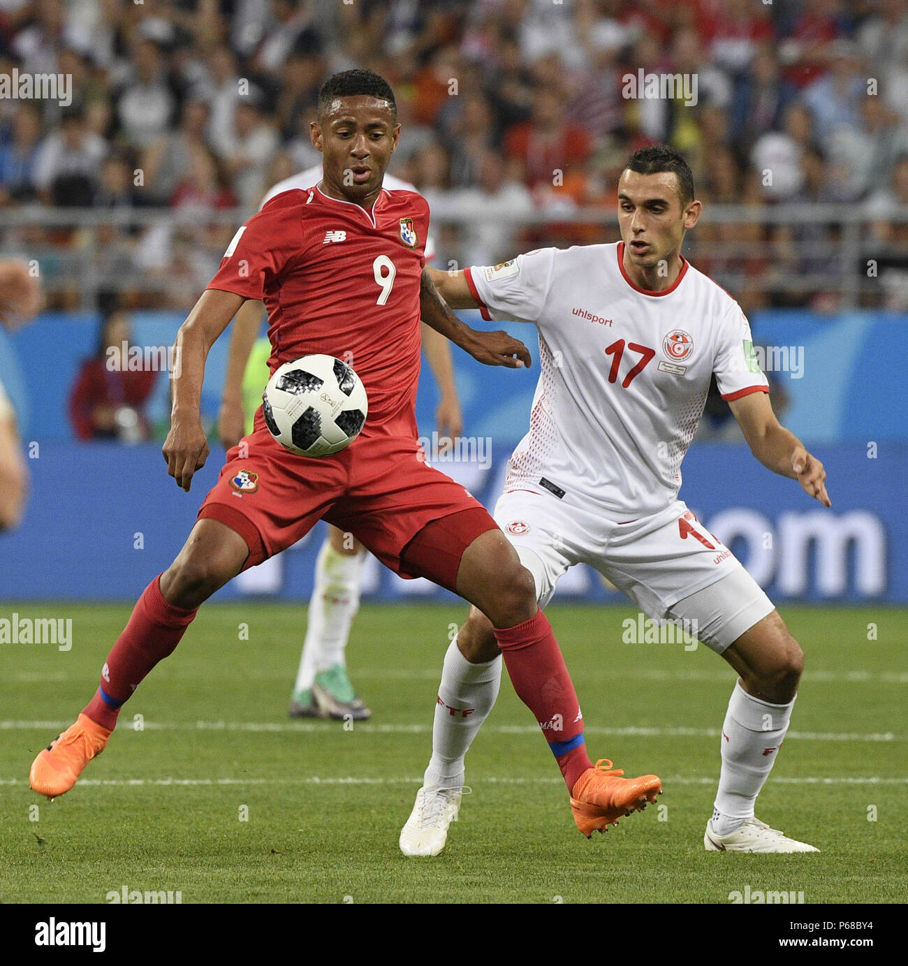 Saransk, Russia. 28th June, 2018. Gabriel Torres (L) of Panama vies with Ellyes Skhiri of Tunisia during the 2018 FIFA World Cup Group G match between Panama and Tunisia in Saransk, Russia, June 28, 2018. Credit: Lui Siu Wai/Xinhua/Alamy Live News Stock Photo