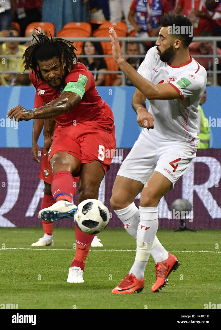 Saransk, Russia. 28th June, 2018. Roman Torres (L) of Panama vies with Yassine Meriah of Tunisia during the 2018 FIFA World Cup Group G match between Panama and Tunisia in Saransk, Russia, June 28, 2018. Credit: He Canling/Xinhua/Alamy Live News Stock Photo