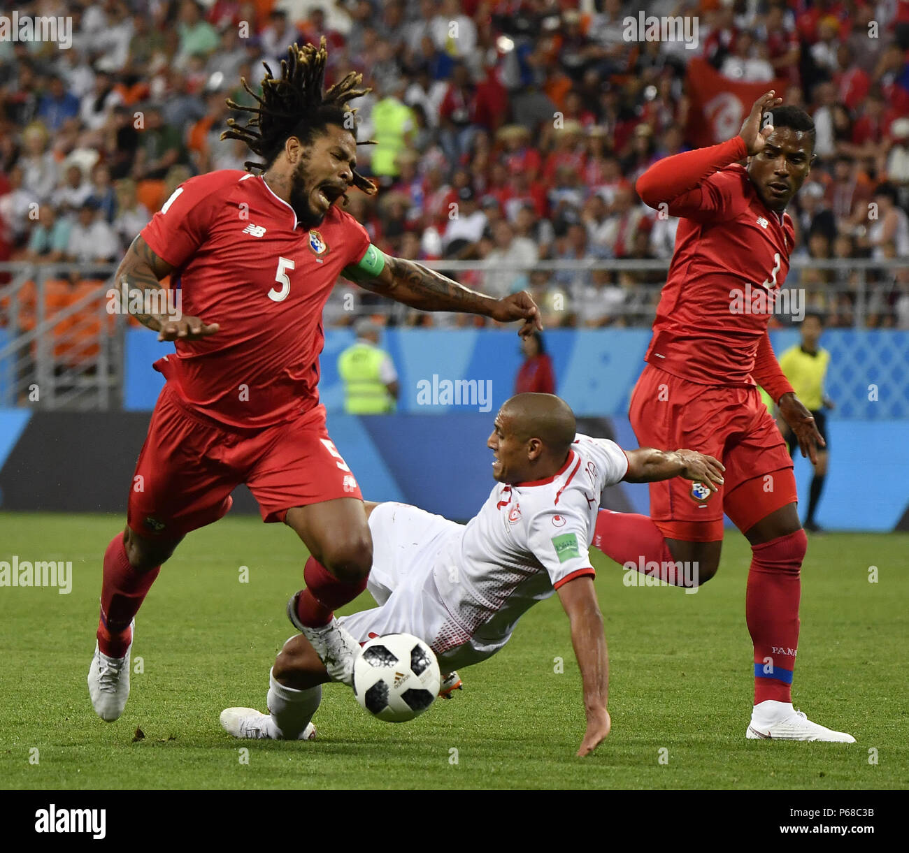 Saransk, Russia. 28th June, 2018. Roman Torres (L) of Panama breaks through with the ball during the 2018 FIFA World Cup Group G match between Panama and Tunisia in Saransk, Russia, June 28, 2018. Credit: He Canling/Xinhua/Alamy Live News Stock Photo