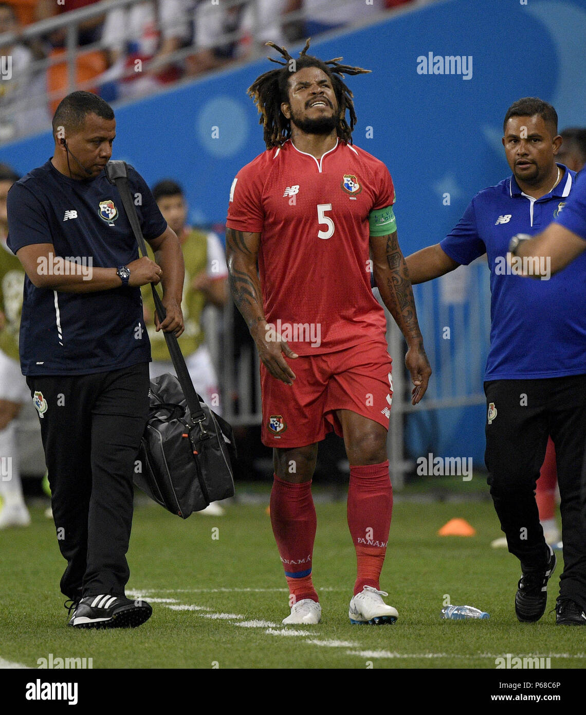 Saransk, Russia. 28th June, 2018. Roman Torres (C) of Panama leaves the pitch after his injury during the 2018 FIFA World Cup Group G match between Panama and Tunisia in Saransk, Russia, June 28, 2018. Credit: Lui Siu Wai/Xinhua/Alamy Live News Stock Photo