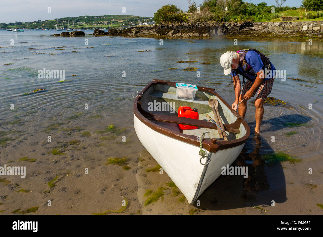 Schull, West Cork, Ireland. 29th June, 2018. A local Schull resident prepares his boat for a day's fishing during the heatwave. Temperatures will remain in the mid 20's Celsius for the rest of the weekend but rain is forecast from Monday onwards. Credit: Andy Gibson/Alamy Live News. Stock Photo