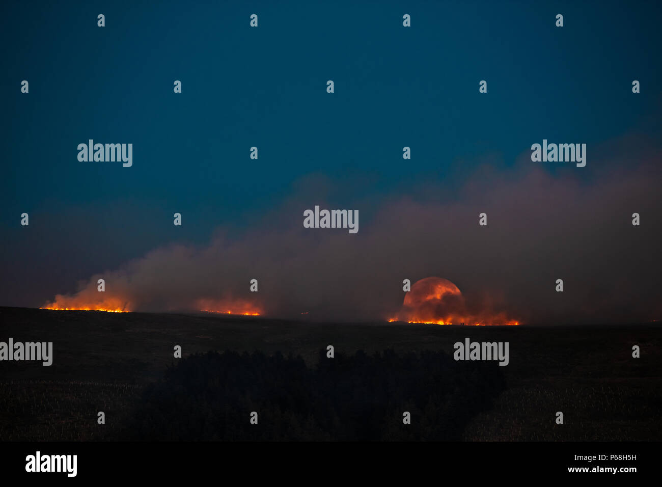 Winter Hill Greater Manchester Uk 28th Jun 18 The Moon Rises Over A Grass Fire On
