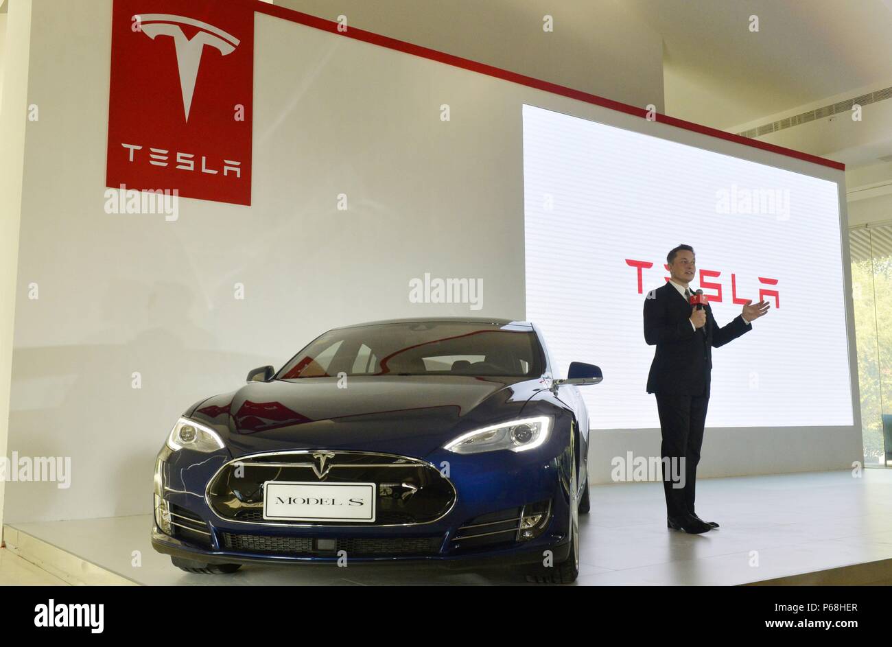 180629) -- BEIJING, June 29, 2018 (Xinhua) -- Tesla CEO Elon Musk  introduces the new firmware of Tesla electric car for the Chinese users  during a press conference in Beijing, capital of