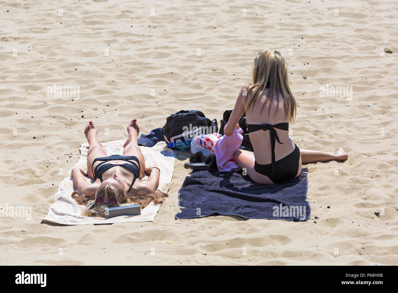 Bournemouth, Dorset, UK. 29th June, 2018. UK weather: sunseekers head to the beaches at Bournemouth on another hot sunny day with unbroken blue skies and sunshine. A slight breeze makes the heat more bearable. sunbathers on the beach. Credit: Carolyn Jenkins/Alamy Live News Stock Photo