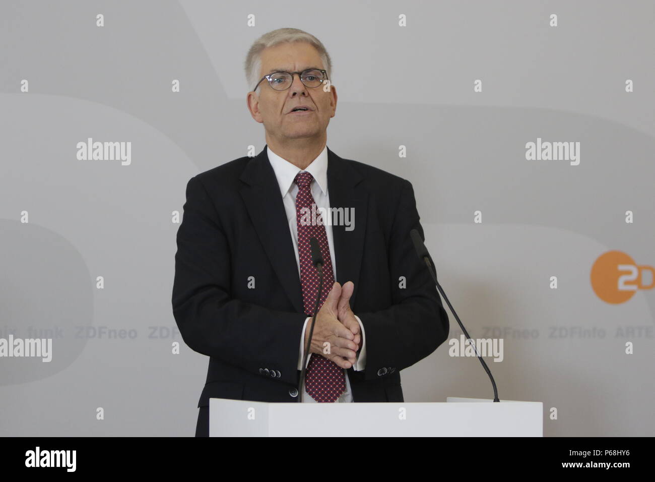 Mainz, Germany. 29th June 2018. Thomas Bellut, the director general (Intendant) of the ZDF, addresses the press conference. The Television Board of the German public-service television broadcaster ZDF (Zweites Deutsches Fernsehen) met for their 9. meeting of its XV. term of office in Mainz. The chairwoman of the Television Board Marlehn Thieme was re-elected to her position in the scheduled midterm election of the 3 seats of the presidium. Credit: Michael Debets/Alamy Live News Stock Photo