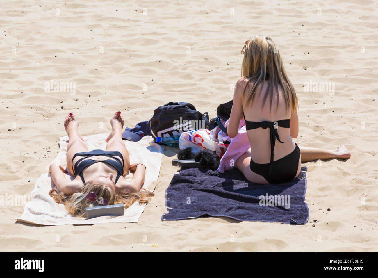 Bournemouth, Dorset, UK. 29th June, 2018. UK weather: sunseekers head to the beaches at Bournemouth on another hot sunny day with unbroken blue skies and sunshine. A slight breeze makes the heat more bearable. sunbathers on the beach. Credit: Carolyn Jenkins/Alamy Live News Stock Photo