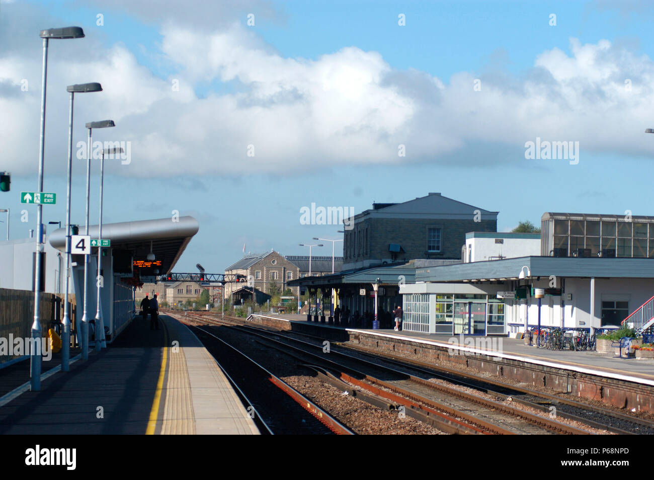 The Great Western Railway. Swindon Station. View from east end of Down platform looking west to Bristol. October 2004. Stock Photo