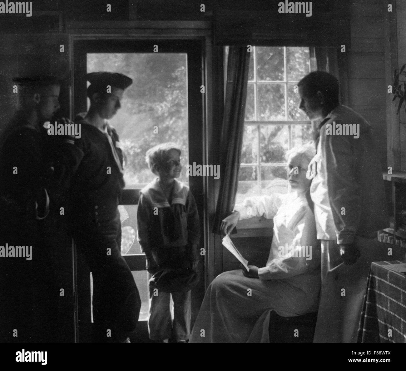 Sunshine in the house (photograph) by Gertrude Käsebier. 1852-1934, photographer. Photo shows Clarence White and family, posed just inside doorway, at F. Holland Day's house in Maine. 1913 Stock Photo