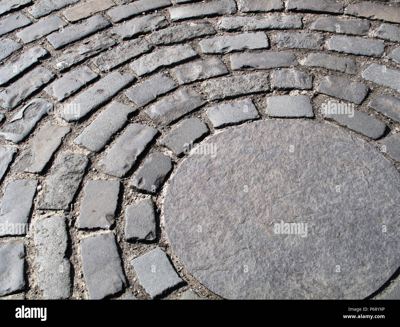 Granite sett cobbled paving in circle design Stock Photo Alamy