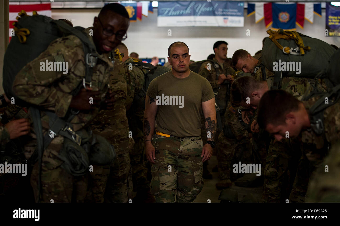 A jumpmaster oversees 82nd Airborne Division soldiers assisting each ...