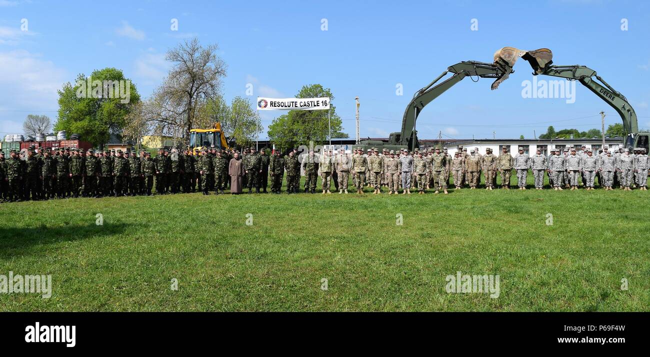 Members of the 10th Engineer Brigade Romanian Army (left), 194th ...
