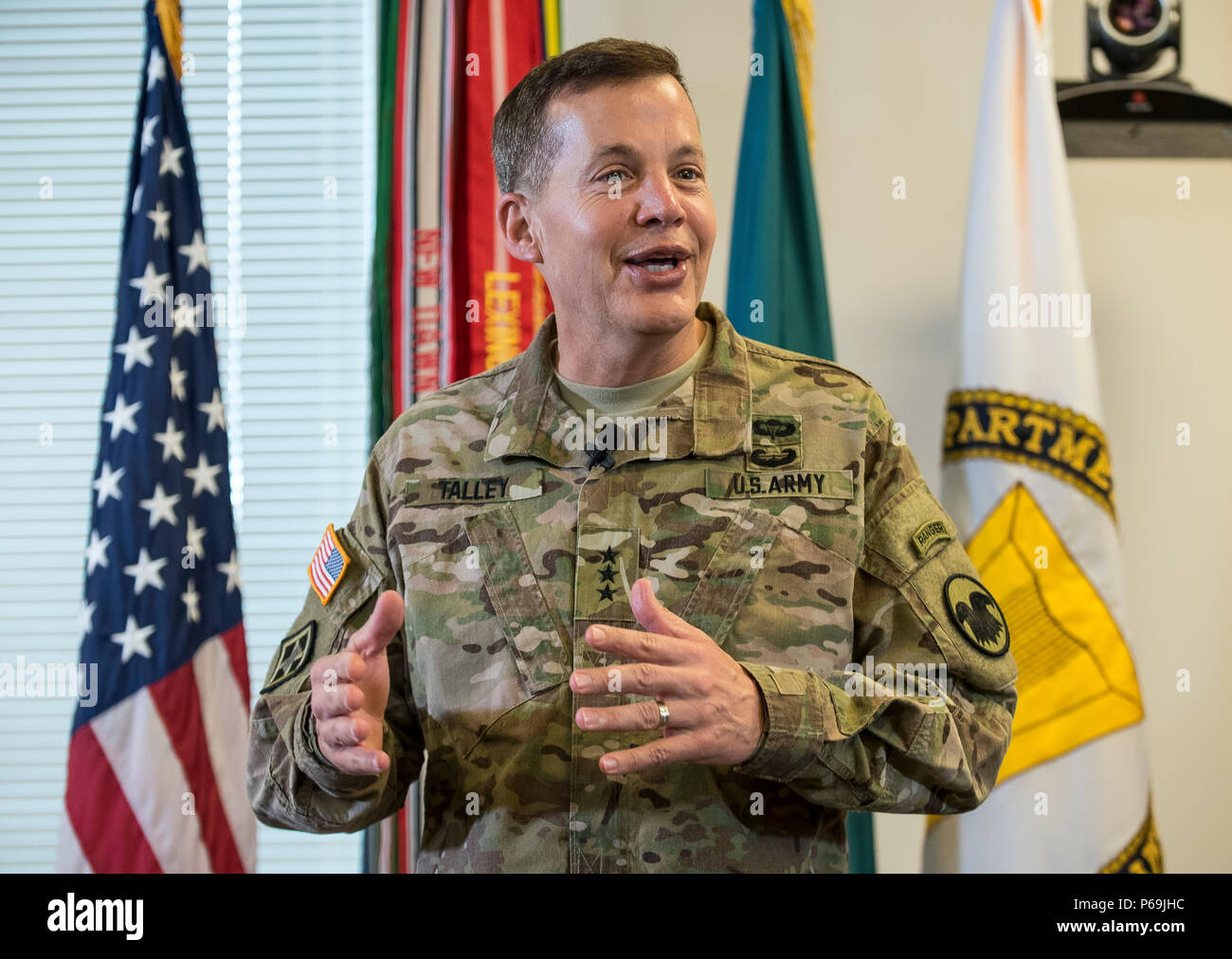 Lt. Gen. Jeffrey Talley, chief of the U.S. Army Reserve, speaks during his final town hall meeting at Fort Belvoir, Virginia, which was broadcasted live across the internet for viewers to participate from around the world, May 24. During the meeting, Talley spoke on a variety of topics affecting the Army Reserve and answered questions from both the online and live audiences. (U.S. Army photo by Master Sgt. Michel Sauret) Stock Photo