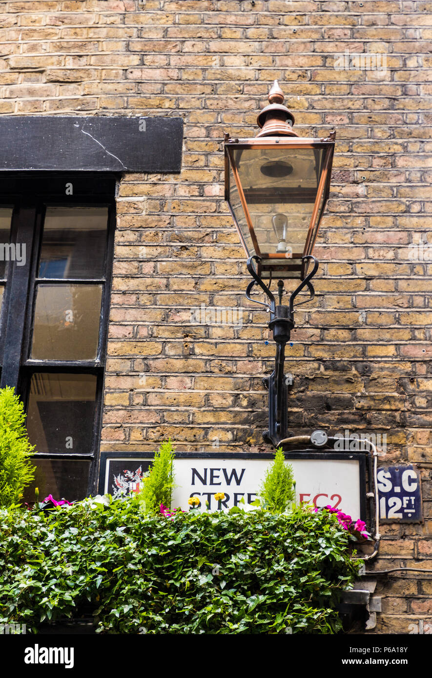 Old style london street lamp hi-res stock photography and images - Alamy