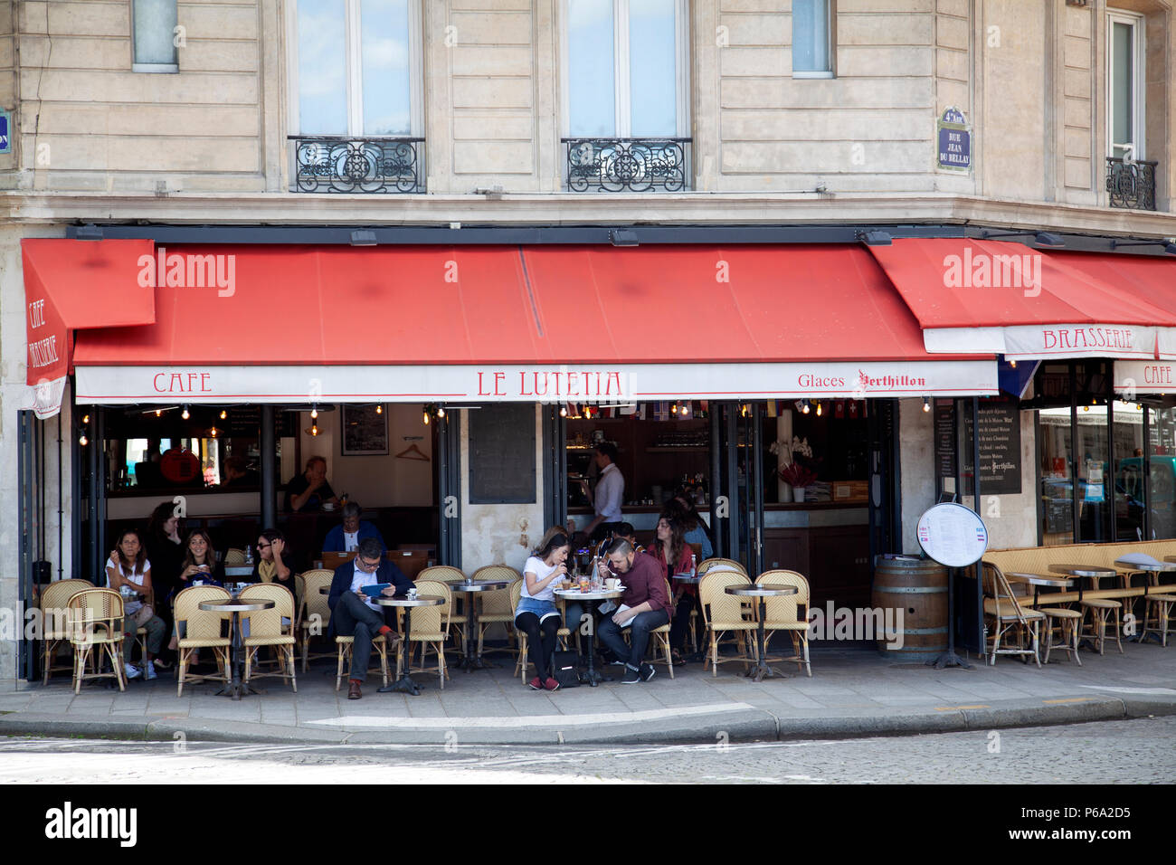 Le Lutetia Brasserie on Ile SaintLouis Stock Photo Alamy