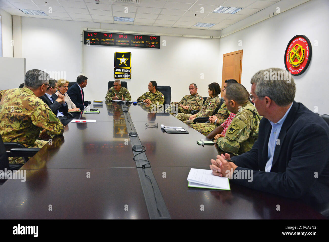 At the center Italian Army Colonel Federico Pognant Airassa, Public Information Officer Land forces Operational Command (COMFOTER),speaks during the meeting media strategies in Caserma Ederle, Vicenza, Italy, May 31, 2016 with delegation of the U.S. Army and Italian Army staff. Italian Army visit U.S. Army, in order to enhance to bilateral relations and to expand levels of cooperation and the capacity of the personnel involved in joint operations. (Photo by Visual Information Specialist Paolo Bovo/Released) Stock Photo