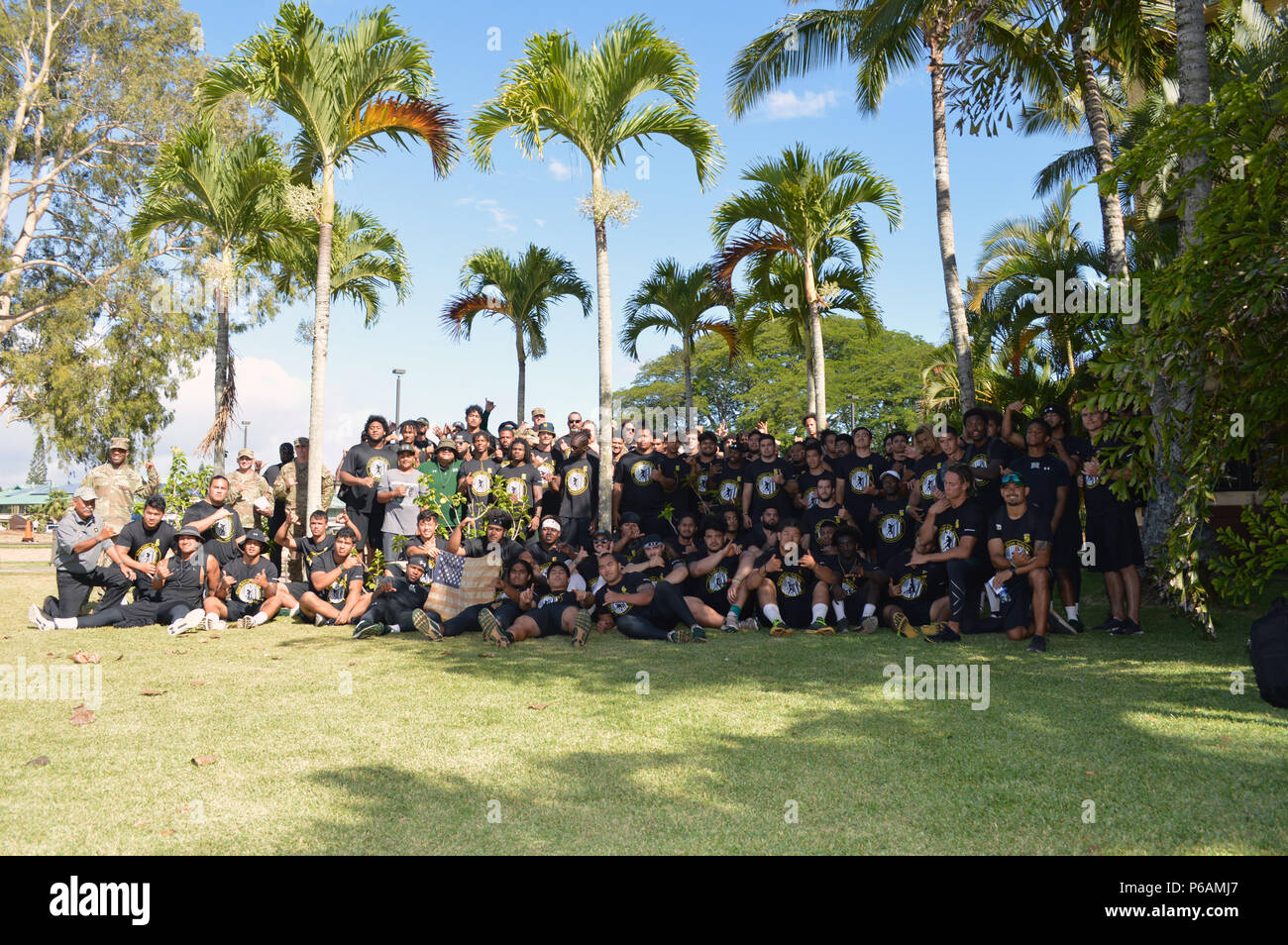 The 25th Infantry Division command team and University of Hawaii at Manoa Rainbow Warriors football team listen to Allen Hoe speaks at the 25th Infantry Division Memorial at Schofield Barracks, Hawaii, on June 23, 2018. The 25th Infantry Division hosted the Rainbow Warriors to a team building day that involved the coaching staff at a live fire drill, and players at the Leadership Reaction Course and Confidence Course. (U.S. Army photo by Staff Sgt. Armando R. Limon, 3rd Brigade Combat Team, 25th, Infantry Division) Stock Photo