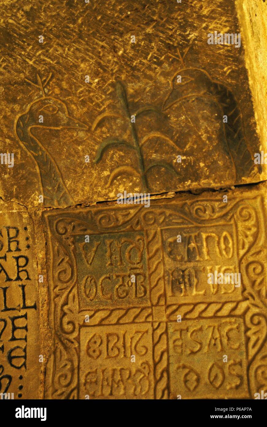 Epígrafes en el claustro.Catedral romanica de San Vicente(s.XI). Roda de Isábena.Aragón. España. Stock Photo