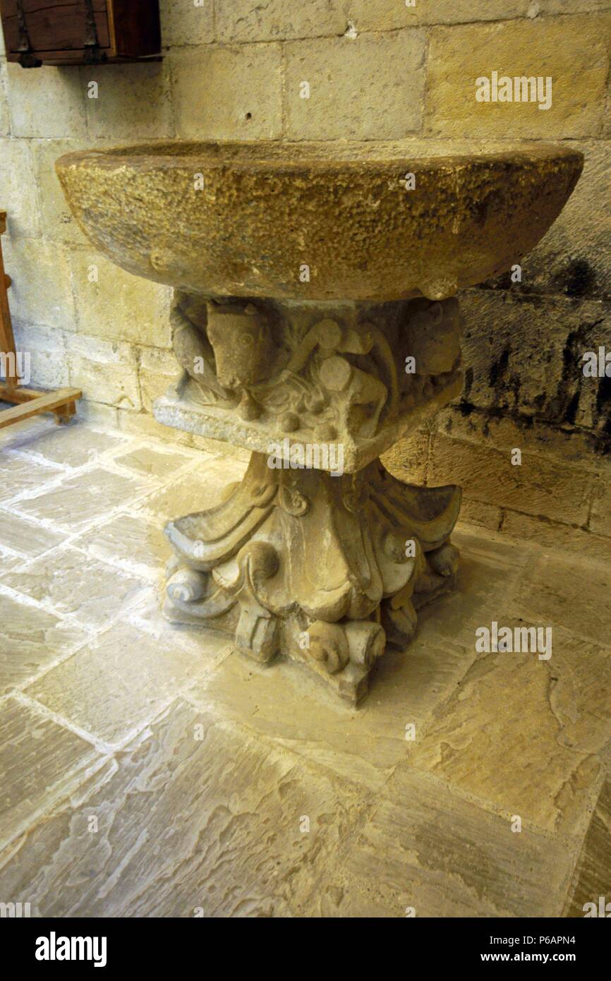 Pila bautismal medieval hires stock photography and images Alamy