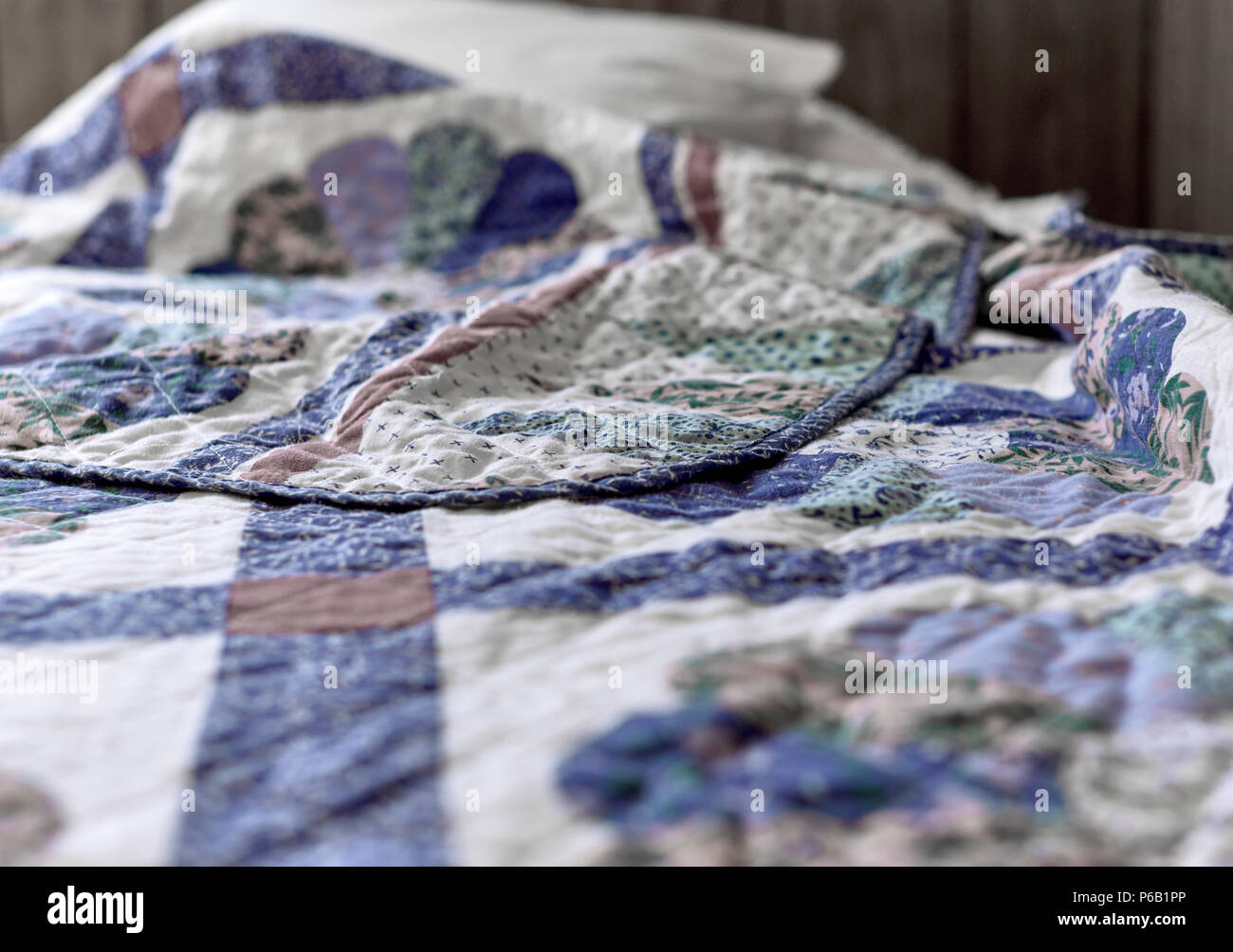 Bed with quilt hi-res stock photography and images - Alamy