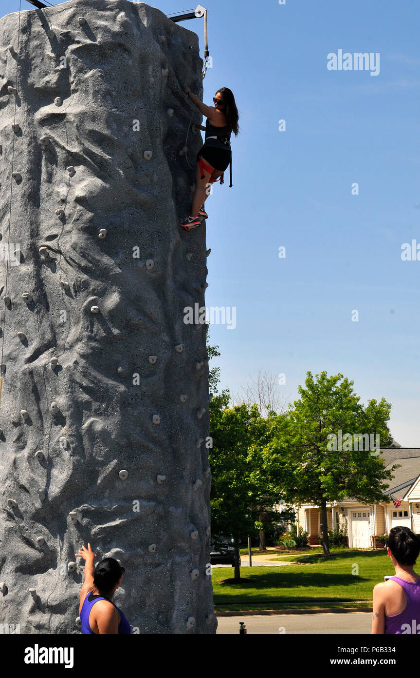Humvee Push Humvee push exercise hi-res stock photography and images - Alamy