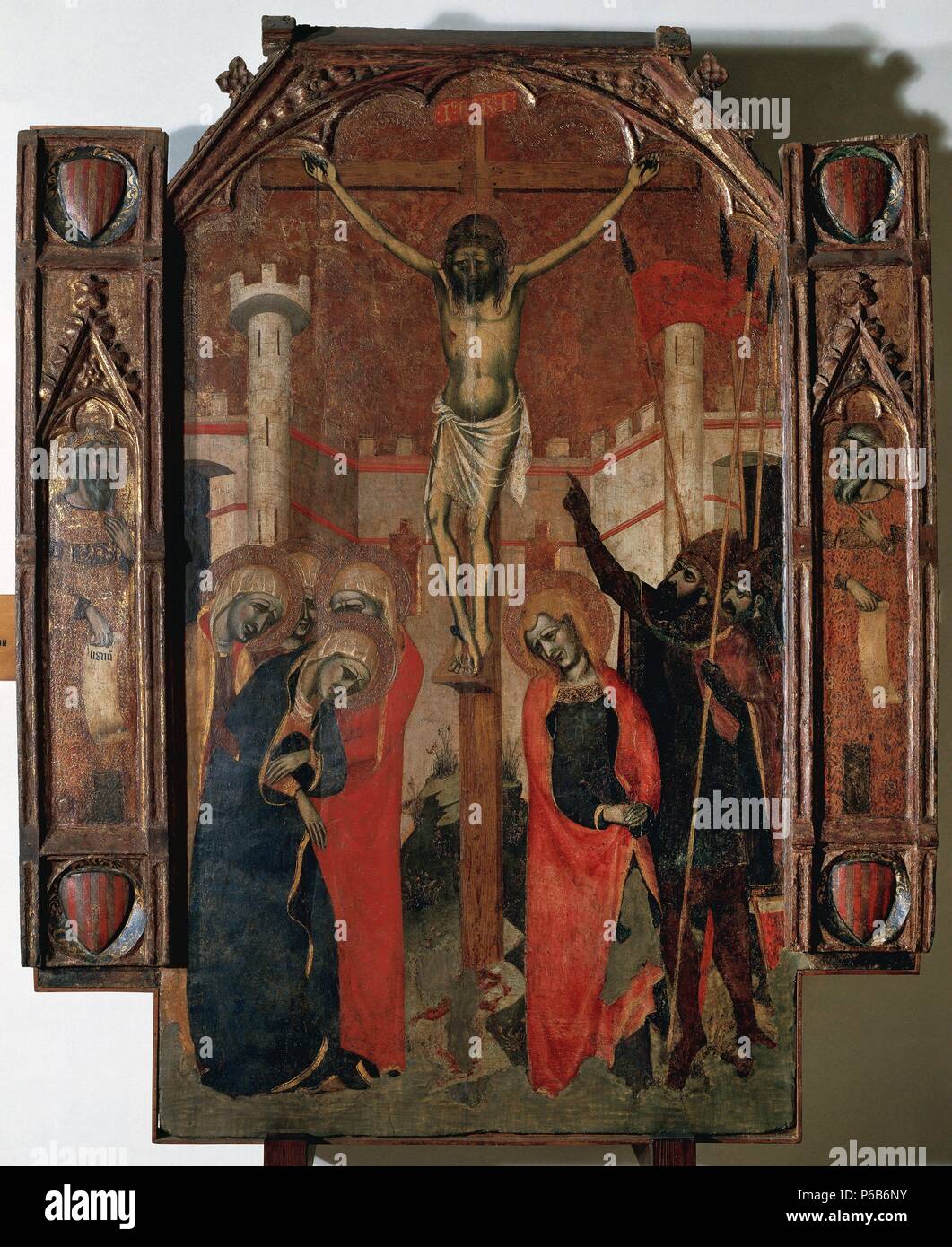ARTE GOTICO. ESPAÑA. RAMON DESTORRENTS (Documentado a partir del año 1351). 'LA CRUCIFIXION'. Remate de la calle central del retablo mayor de La Almudayna. Encargado por el rey Pedro IV a Ferrer Bassa antes de su muerte en 1348 y concluido por Ramón Destorrents en 1358. Museo de Mallorca. Palma de Mallorca. Baleares. Stock Photo