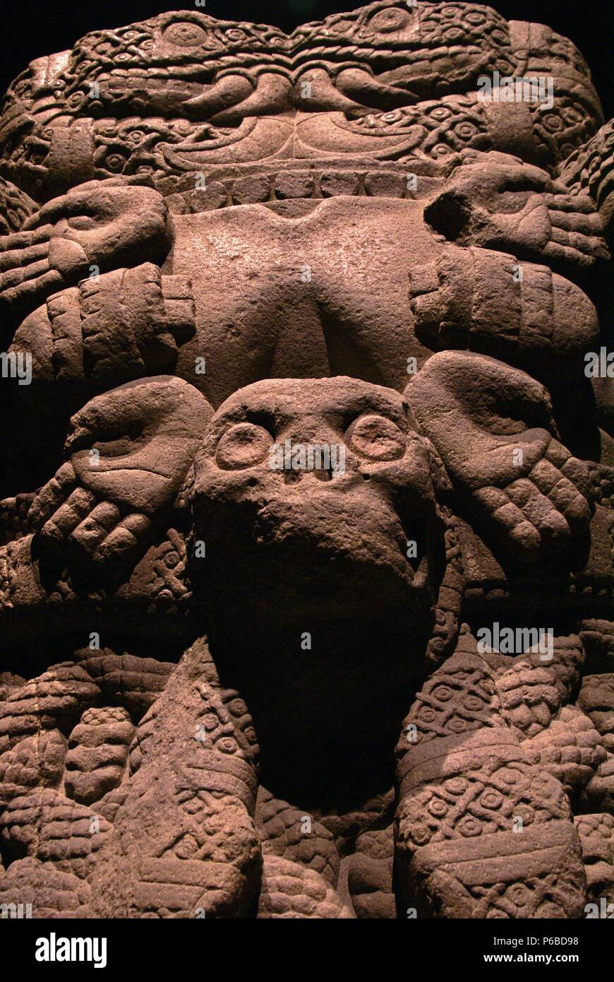 Estatua monumental de Coatlicue . Museo Nacional de antropologia. Estado de Mexico D.F. Mexico. Stock Photo