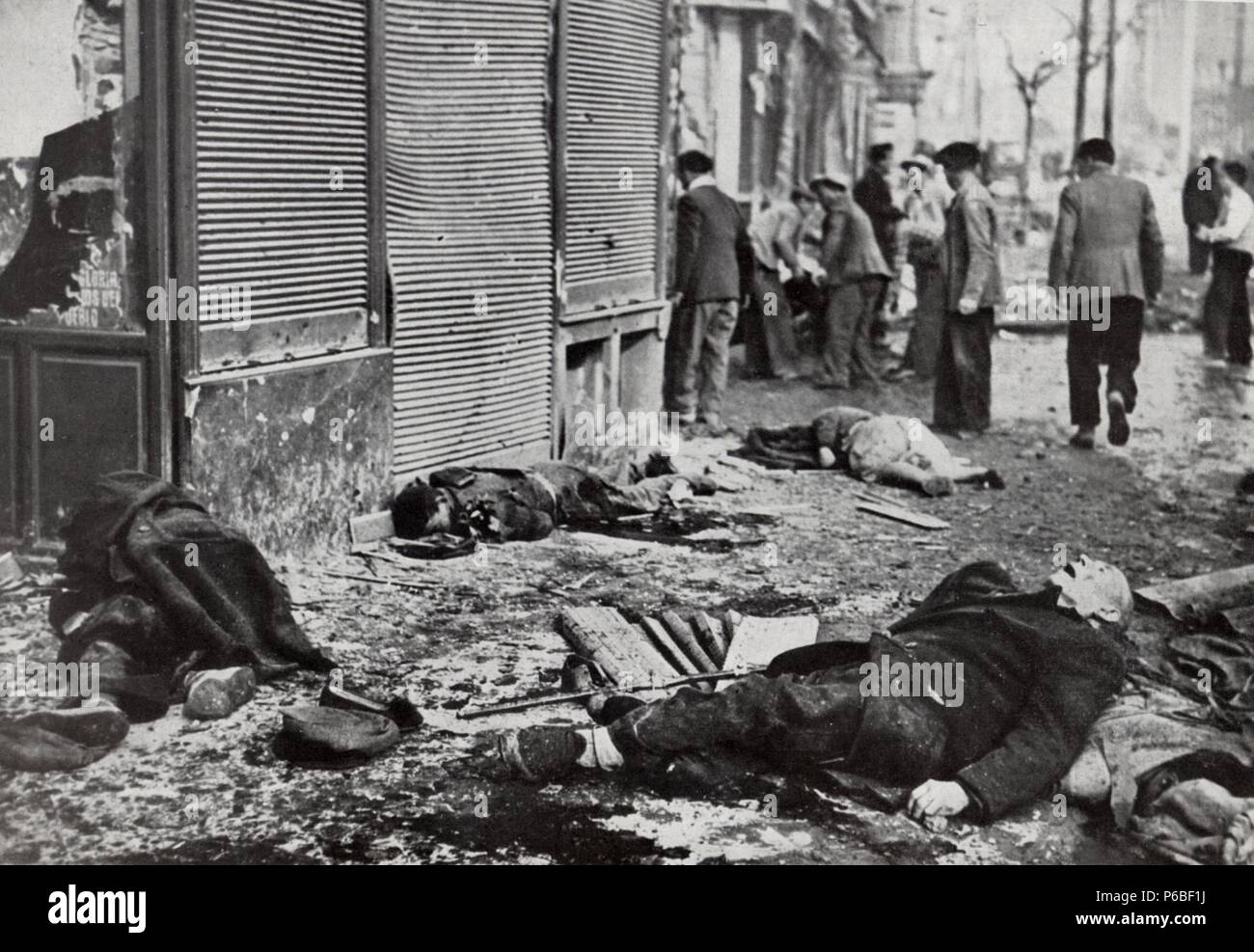 Guerra civil española (1936-1939). Víctimas en Madrid instantes después de  un bomardeo aéreo, el 6 de febrero de 1937 Stock Photo - Alamy