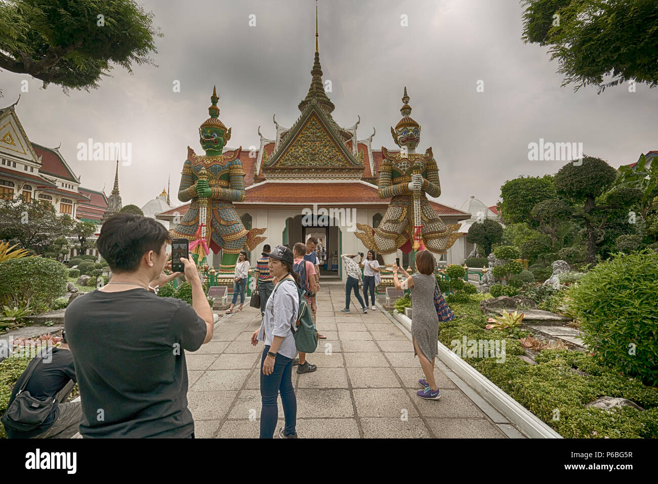 Tourists in the gardens of Wat Arun temple in Bnagkok, Thailand Stock Photo
